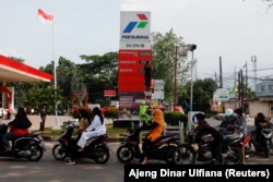 Pengendara sepeda motor mengantre untuk membeli BBM bersubsidi di SPBU Pertamina setelah pengumuman kenaikan harga BBM di Bekasi. (Foto: REUTERS/Ajeng Dinar Ulfiana)