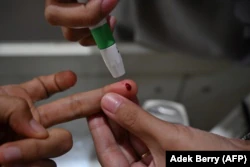 Ilustrasi - Seorang perempuan memeriksakan kadar gula darahnya di laboratorium di Jakarta. (Foto: AFP/Adek Berry)
