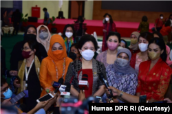 Ketua DPR RI Puan Maharani saat diwawancarai awak media usai menerima kelompok-kelompok perempuan. (Foto: Humas DPR)