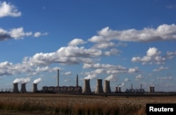 Asap mengepul dari menara pendingin Pembangkit Listrik Matla, pembangkit listrik tenaga batu bara yang dioperasikan oleh Eskom di Provinsi Mpumalanga, Afrika Selatan, 20 Mei 2018. (Foto: Reuters)