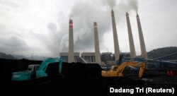 Ekskavator menumpuk batu bara di tempat penyimpanan di PLTU Suralaya, Banten, 20 Januari 2010. (Foto: REUTERS/Dadang Tri)