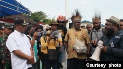Masyarakat adat Lembah Grime Nawa saat menyampaikan aspirasinya terkait tanah adat di depan kantor Bupati Jayapura, pada 7 September 2022. (Foto: Courtesy of LBH Papua)