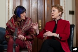 Rosa DeLauro (kiri) mendengarkan penjelasan dari Kay Granger, saat wawancara dengan The Associated Press, di Gedung Capitol, Washington, Kamis, 26 Januari 2023. (AP/Manuel Balce Ceneta)