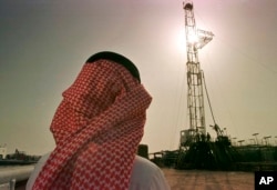 Sebuah rig di ladang minyak al-Howta dekat Howta, Arab Saudi, 23 Agustus 2018. (Foto: AP)