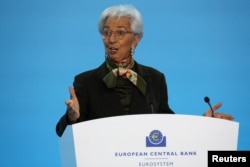Presiden Bank Sentral Eropa (ECB) Christine Lagarde berbicara kepada wartawan setelah pertemuan kebijakan moneter Dewan Pemerintahan, di Frankfurt, Jerman 2 Februari 2023. (REUTERS/Kai Pfaffenbach)