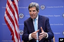 Utusan Khusus Presiden AS untuk Iklim John Kerry berbicara dalam wawancara dengan The Associated Press setelah pertemuan para menteri G-7 tentang iklim, energi, dan lingkungan di Sapporo, 16 April 2023. (Foto: AP)