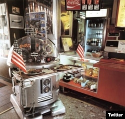 Tanbo R-1 Robot melayani pelanggan di Two Panda Chinese Deli, Pasadena, CA (1983) (Twitter/@EvanCollins90)