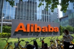 Logo perusahaan teknologi China Alibaba terlihat di kantornya di Beijing, 10 Agustus 2021. (Foto: AP)