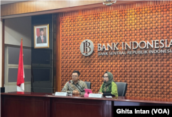 Direktur Departemen Kebijakan Sistem Pembayaran BI Fitria Ismi Triswati (kanan) dan Direktur Eksekutif Departemen Komunikasi BI Erwin Haryono (kiri) dalam konferensi pers di Gedung BI, Jakarta, Selasa (11/4). (Foto: VOA/Ghita)