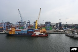 Kontainer-kontainer ekspor sedang dimuat di kapal kargo di pelabuhan Tanjung Priok, Jakarta, 28 Maret 2023. BPS melaporkan perdagangan luar negeri menjadi salah satu pendorong utama pertumbuhan ekonomi pada level 5% di Triwulan-I 2023. (Foto: Adek Berry/AFP)