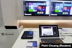 Seseorang mencoba laptop Acer Switch 11s dengan Microsoft Windows 10 di stan Microsoft di Taipei, Taiwan, 2 Juni 2015. (Foto: REUTERS/Pichi Chuang)