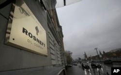 Papan nama Rosneft Oil Company terpasang di luar kantor pusat perusahaan migas Rusia itu di Moskow, Rusia, 1 November 2012. (Foto: Mikhail Metzel/AP Photo)