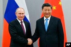 Presiden Ryuai Vladimir Putin dan Presiden China Xi Jinping dalam KTT BRICS di Brasilia, Brazil 12 November 2019 (foto: dok). Putin dan Xi absen dalam KTT G20 di New Delhi.