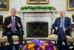 Presiden Joe Biden bertemu dengan Ketua DPR Kevin McCarthy untuk membahas batas utang AS, di Ruang Oval Gedung Putih, di Washington, 22 Mei 2023 (foto: dok).