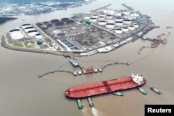 Terminal minyak di lepas pantai Pulau Waidiao di Zhoushan, Provinsi Zhejiang, China, 18 Juli 2022. (Foto: cnsphoto via REUTERS)