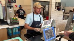 Pro Kontra Kenaikkan Upah Pekerja Restoran Cepat Saji